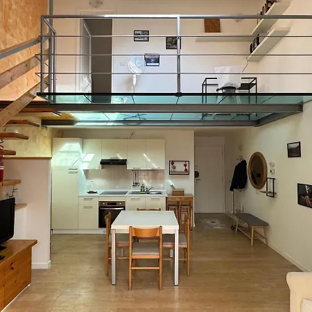 81, Bright Miniloft With View アパート *